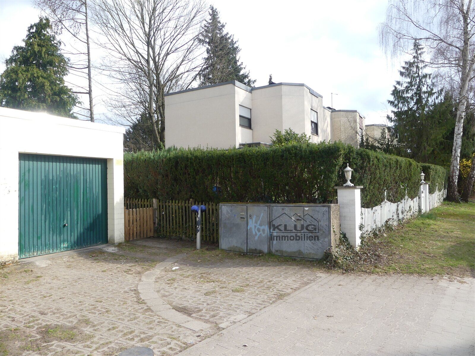 Anlage mit Garage