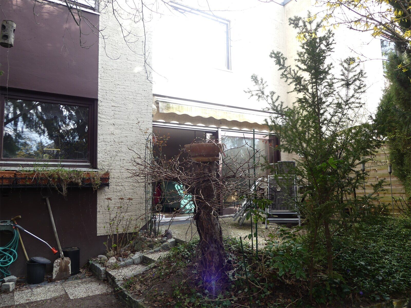 Terrasse und kleiner Garten