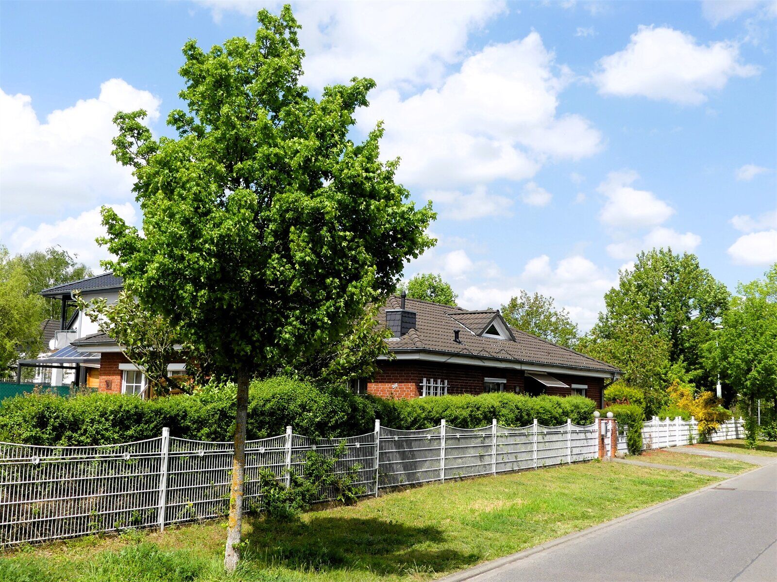 Seitliche Straßenansicht links