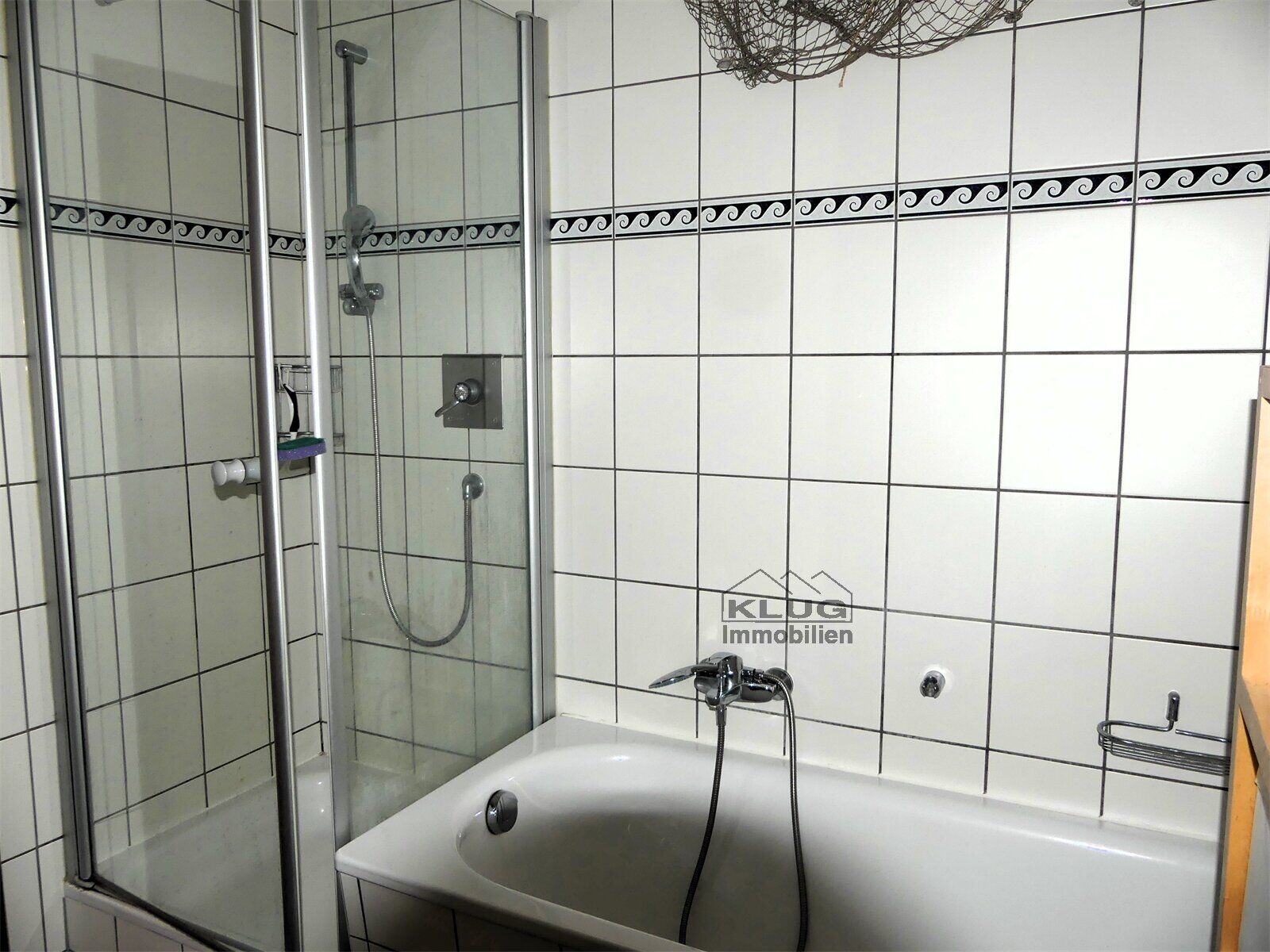 Bad EG mit Wanne u. Dusche
