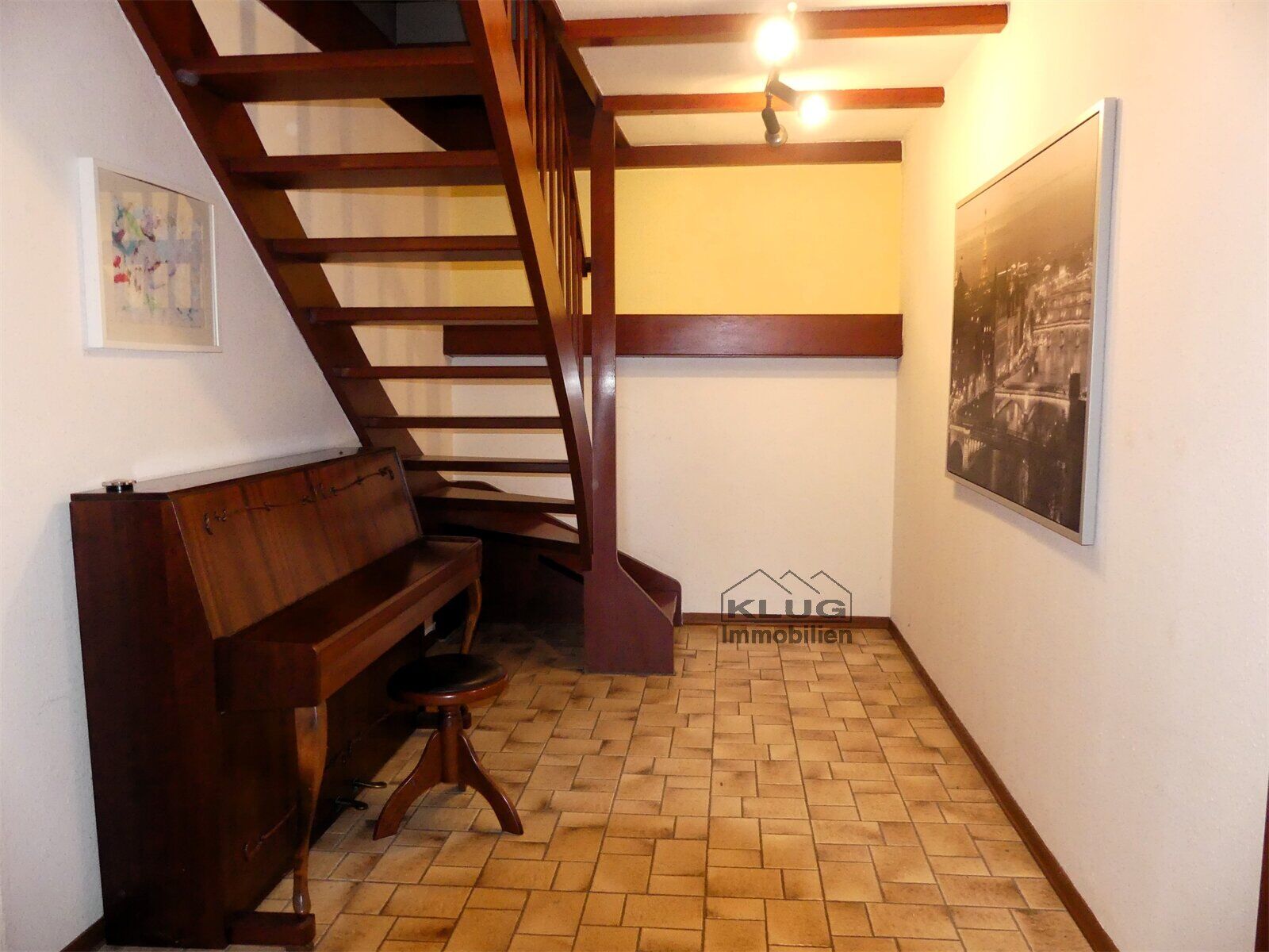Flur u. Treppe im UG