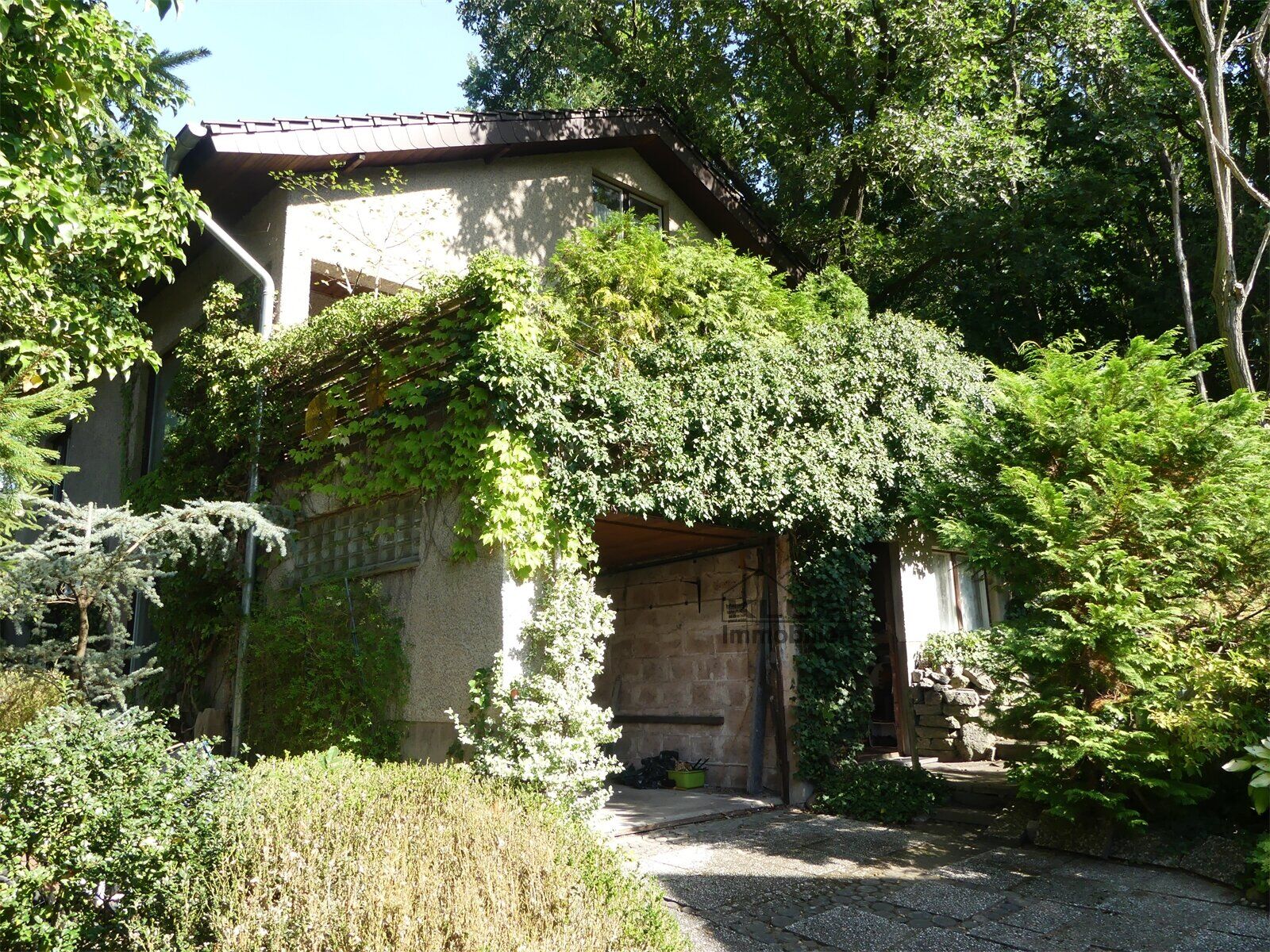 Hausansicht mit Garage