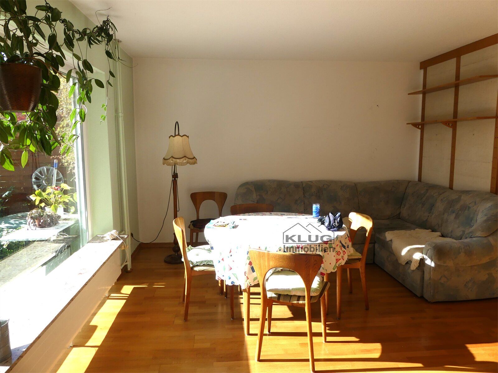 Wohnzimmer mit Tisch