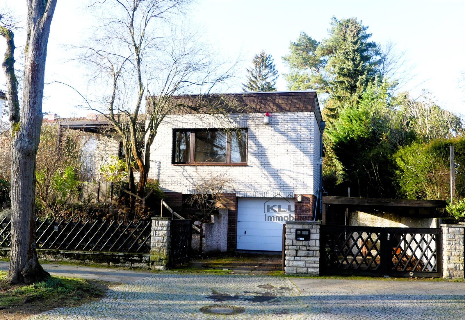 Straßenansicht mit Garage