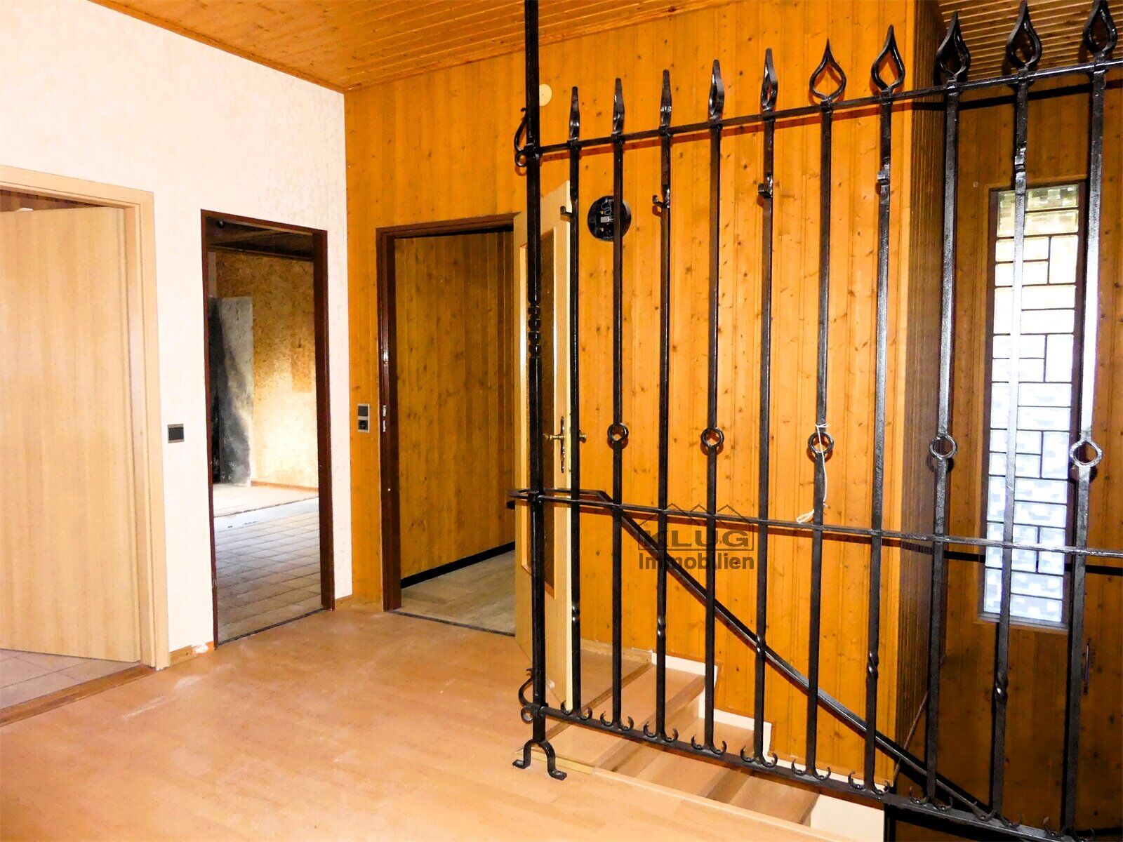 Diele mit Treppe zum Keller