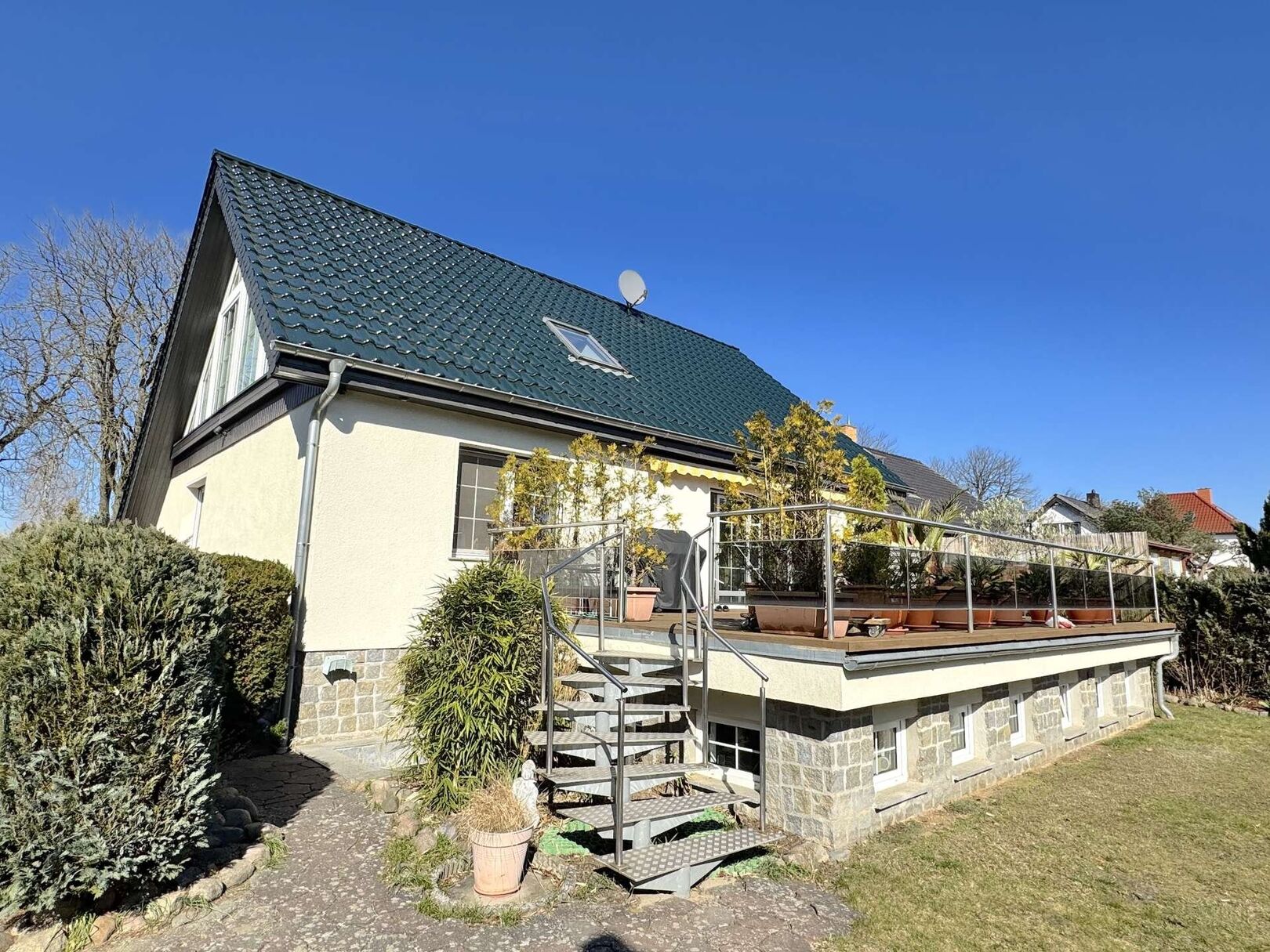 Gartenansicht mit Terrasse