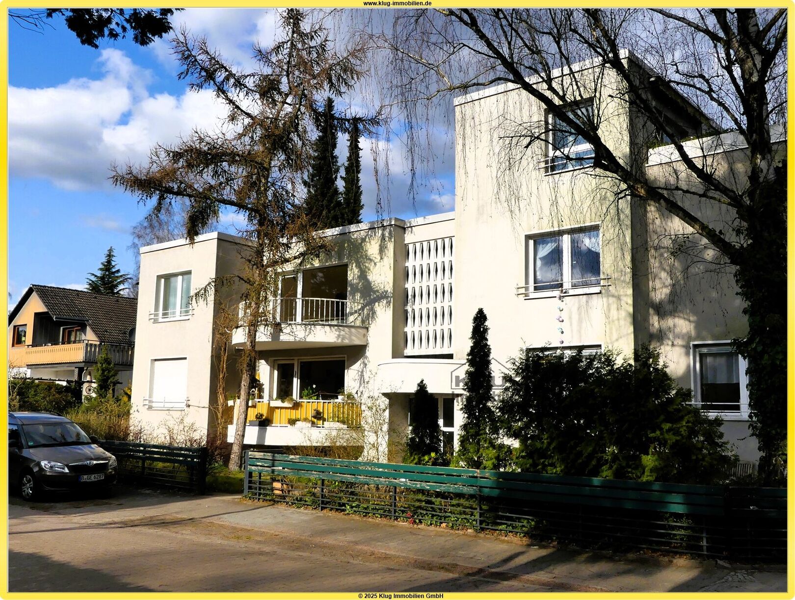 Straßenansicht mit Hauseingang
