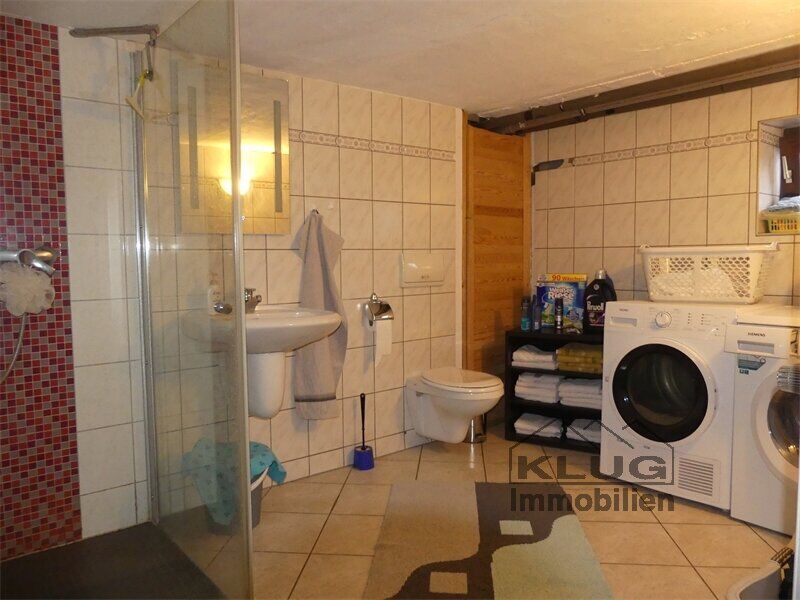 Hauswirtschaftsraum mit Dusche