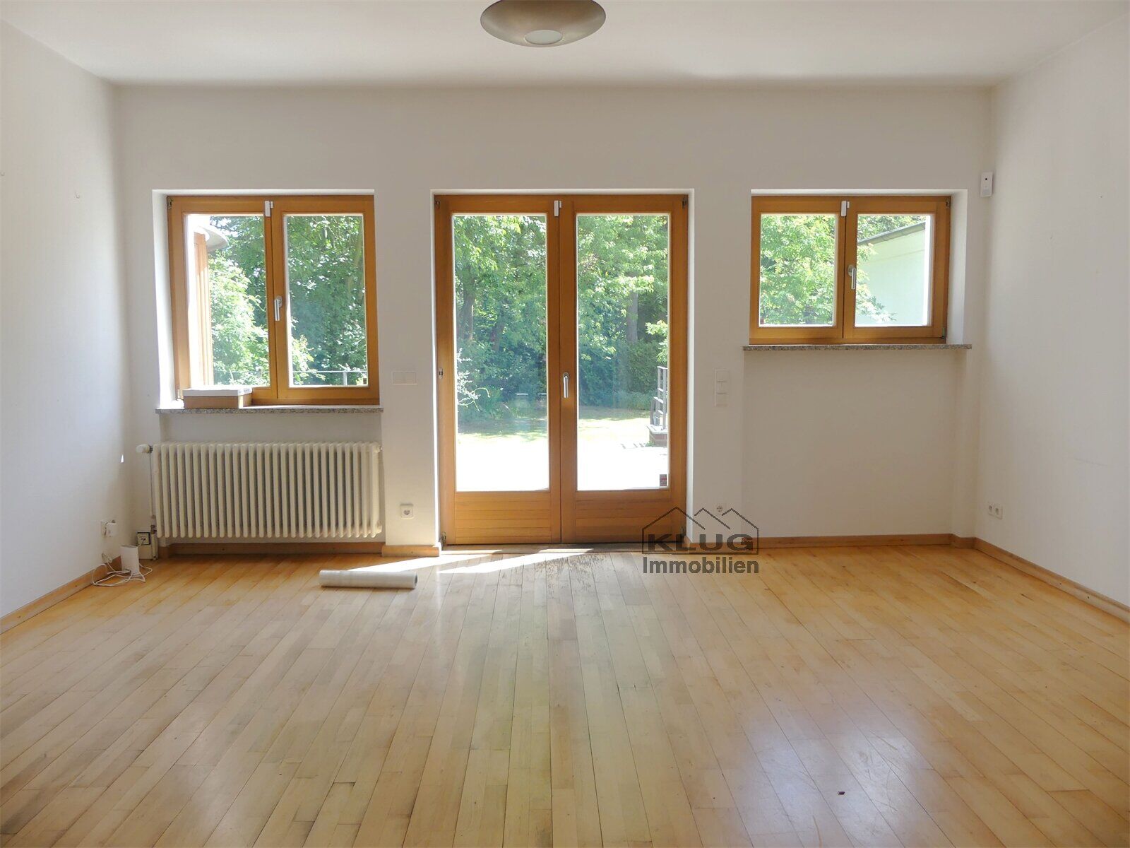 Wohnzimmer mit Kamin und Ausga