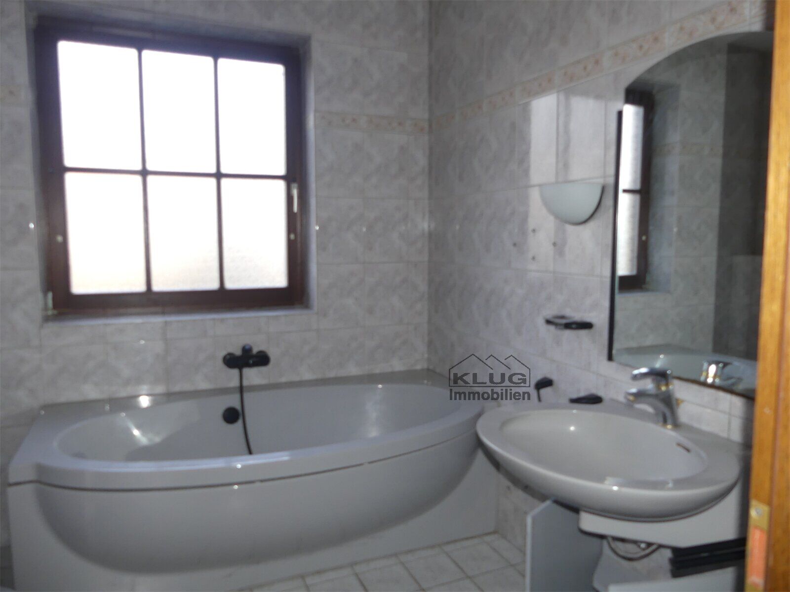 Bad WC mit Badewanne und Dusch