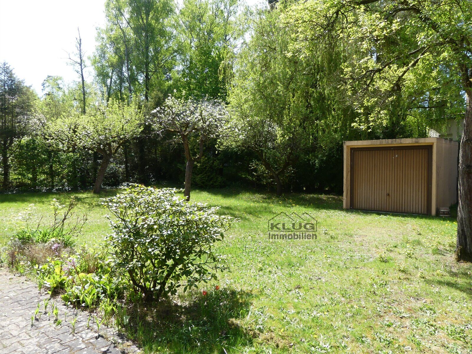 Grundstücksansicht mit Garage
