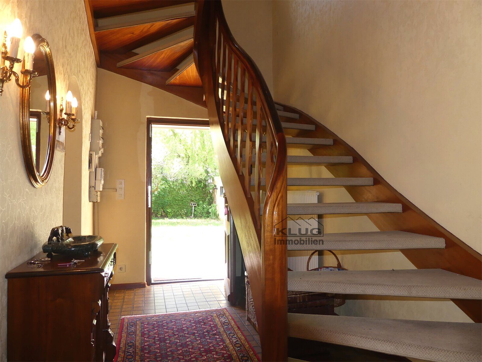 Eingangsdiele mit Treppe zum O