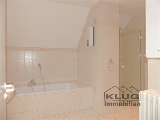 Bild Bad mit Wanne und Dusche