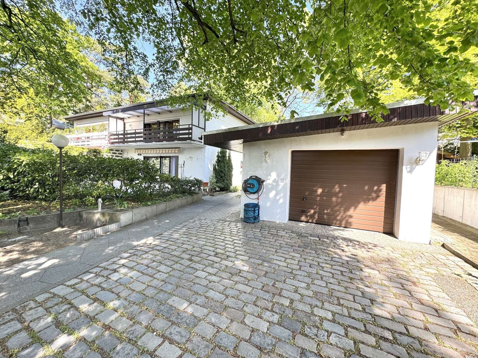 Garage und Haus