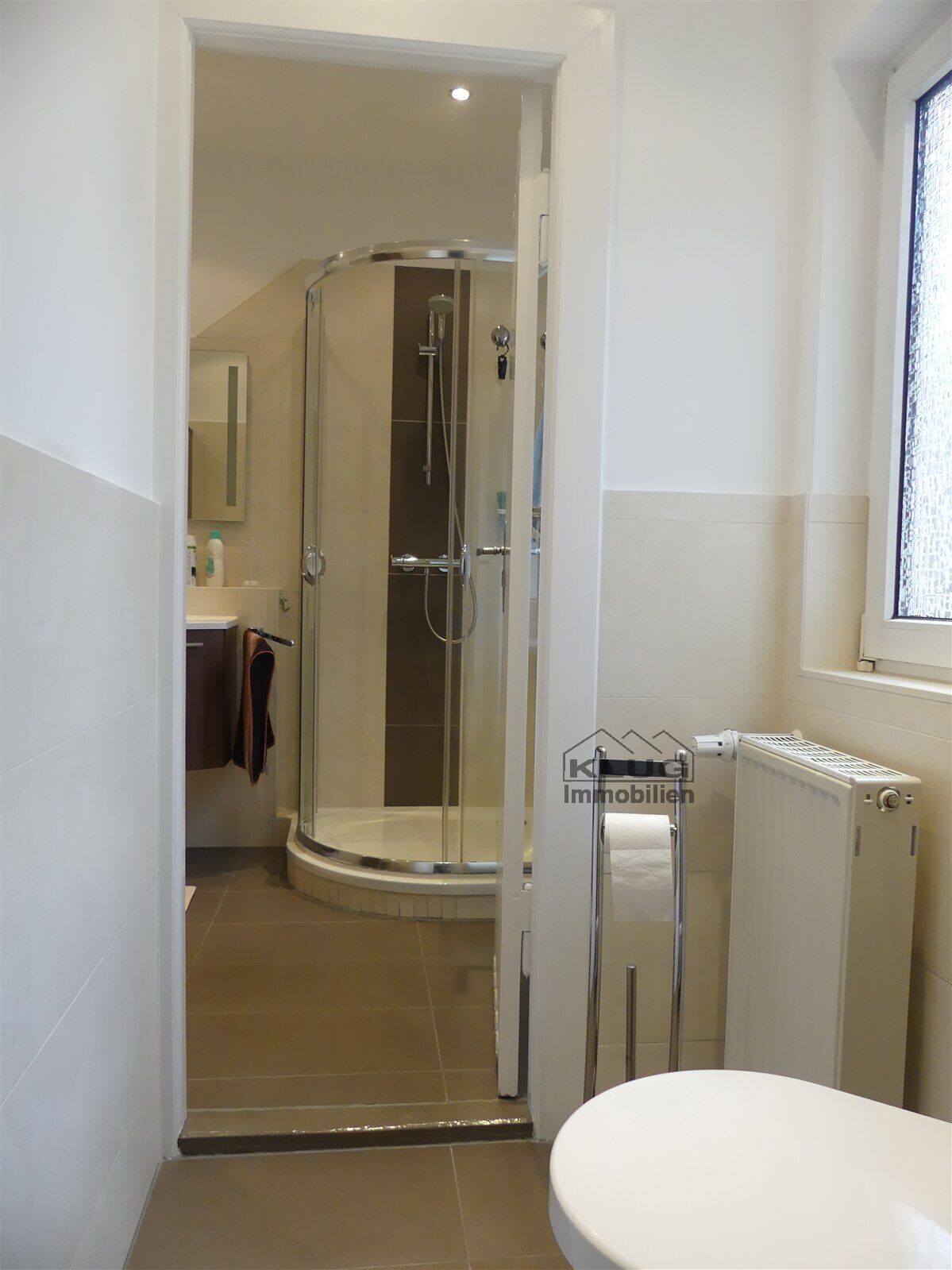 Separates WC mit Durchgang zum