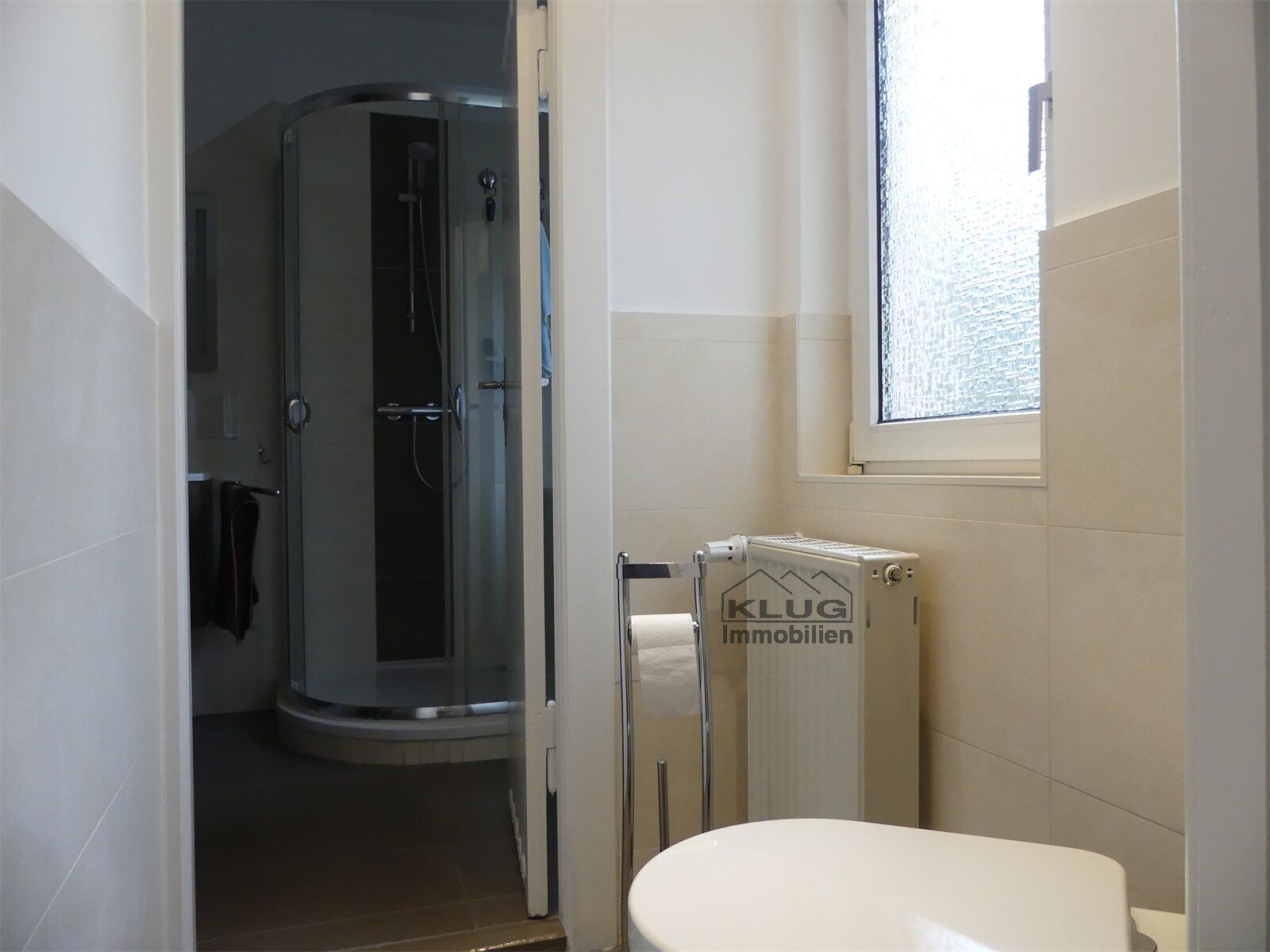 Separates WC mit Durchgang zum