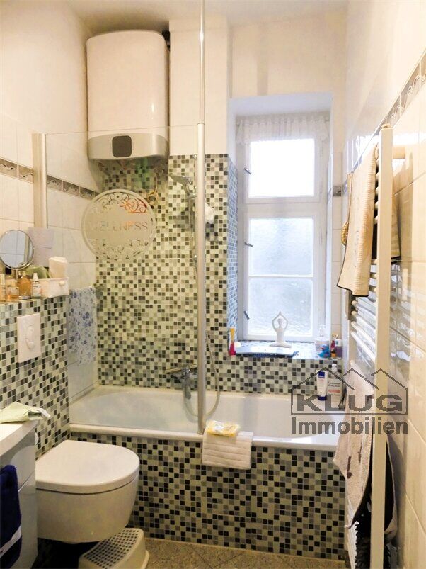 Modernes Wannenbad-WC