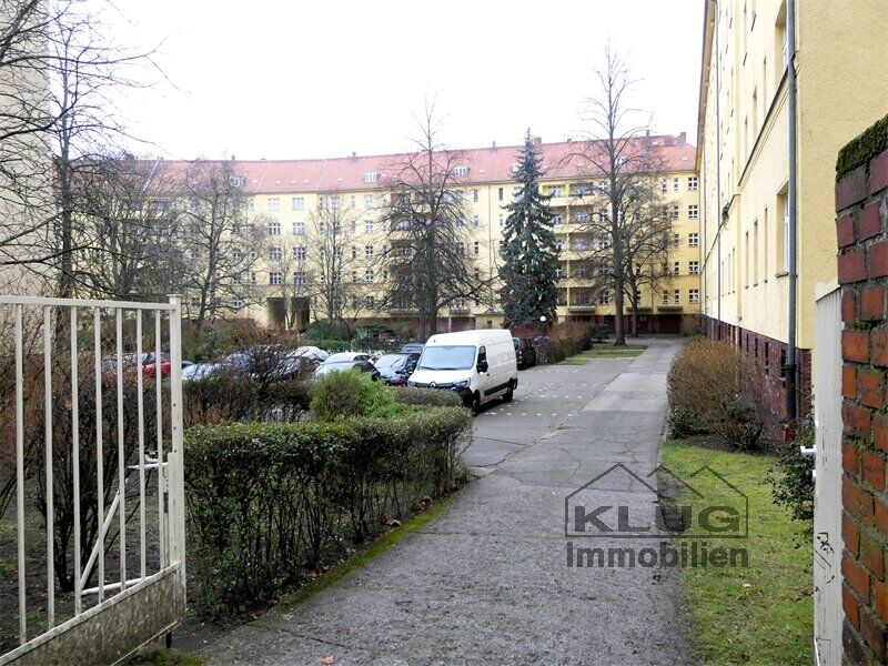 Hofansicht mit KFZ-Stellplätze