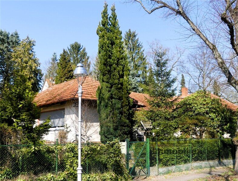 Straßenansicht mit Anbau