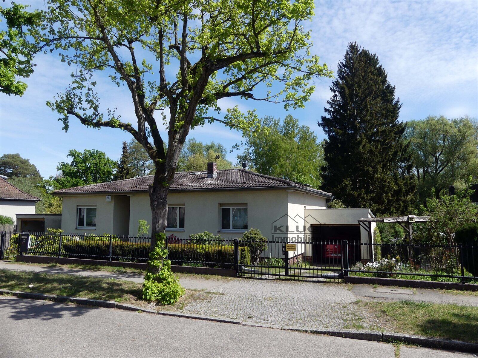 Straßenansicht mit Garagen u.