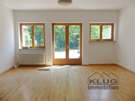 Wohnzimmer mit Kamin und Ausga