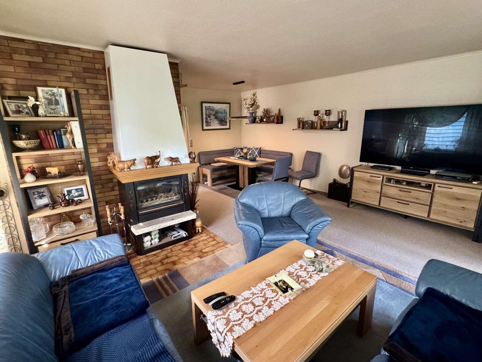 Wohnzimmer mit Kamin
