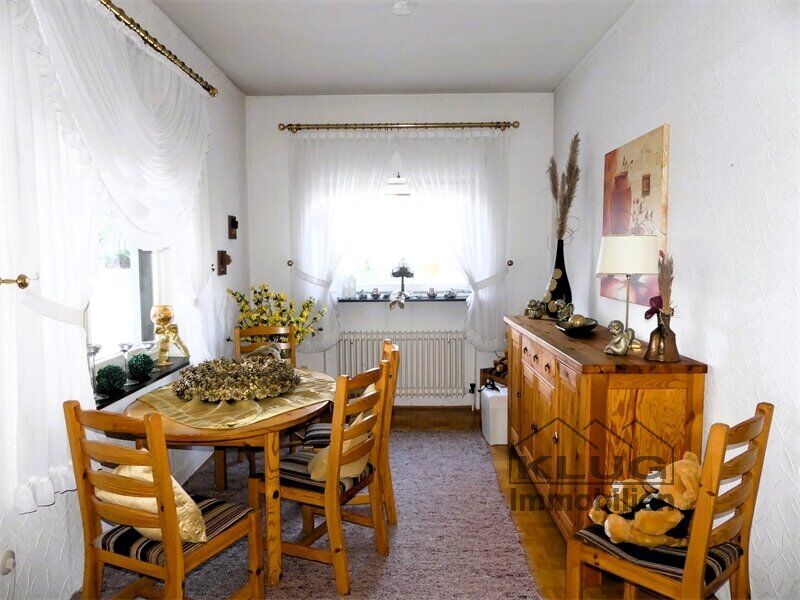 Gut dimensioniertes Esszimmer