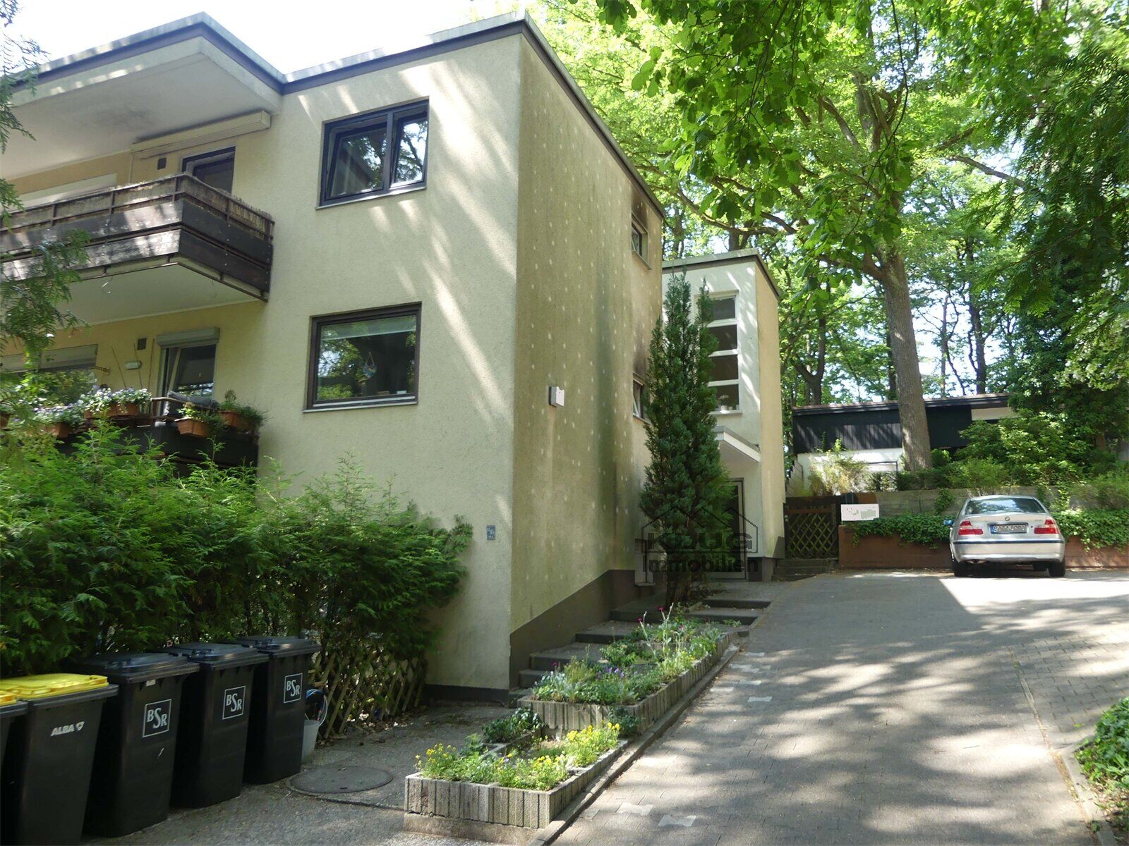 Hausansicht mit Hoffläche