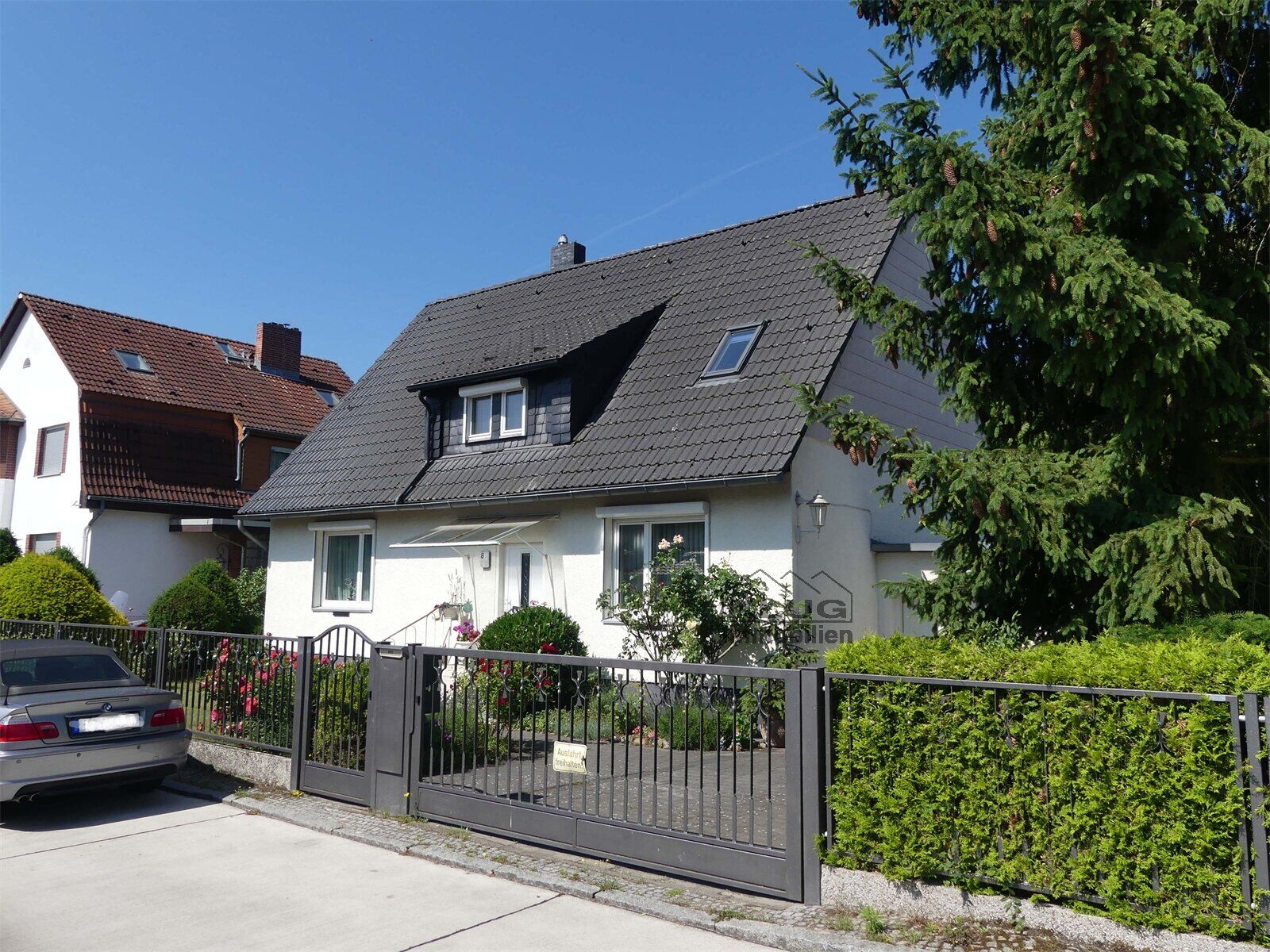 Straßenansicht mit Toreinfahrt