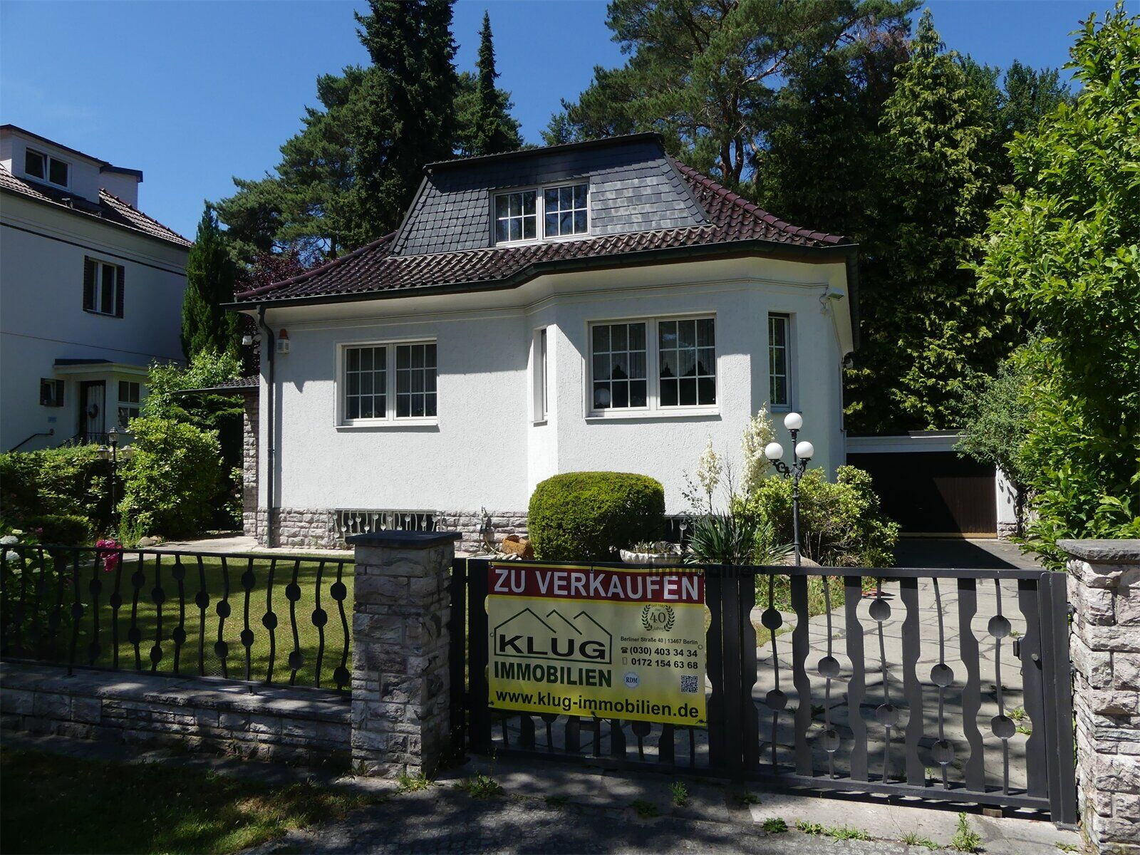 Straßenansicht mit Einfahrt Ga