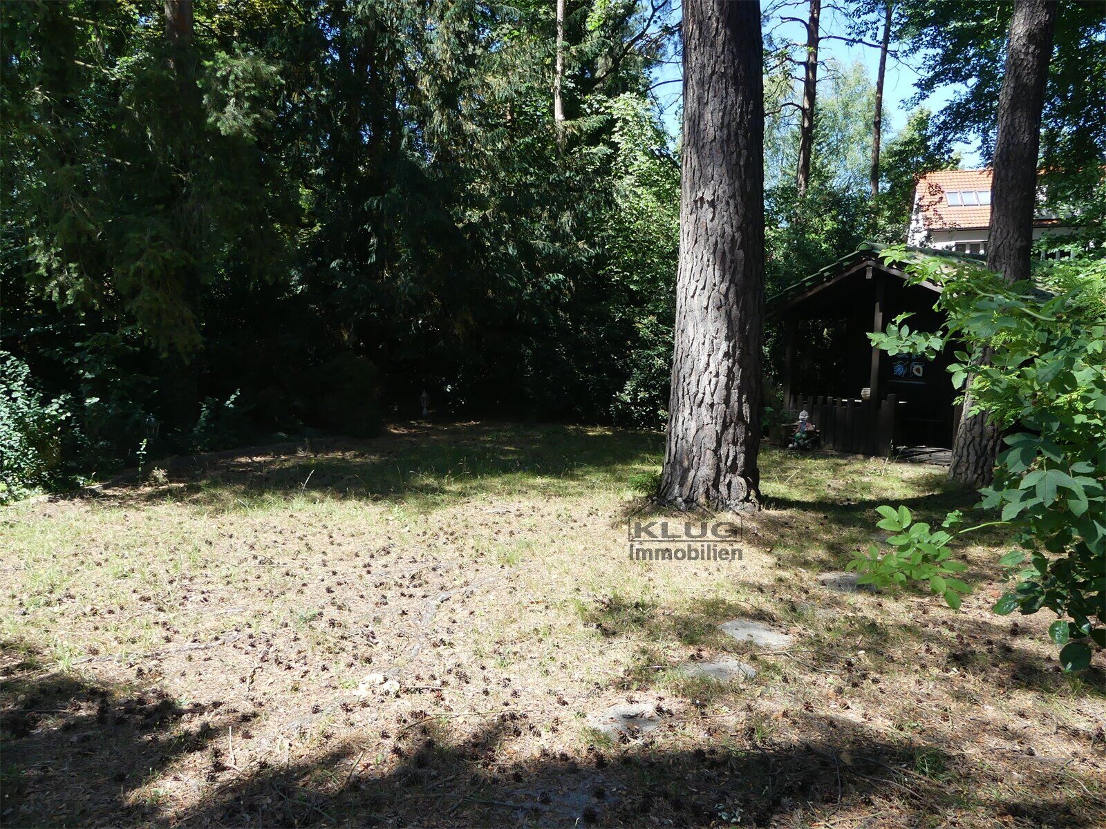 Garten mit Holblockhütte