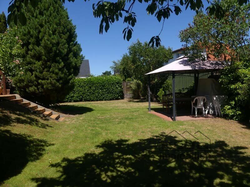 Rückseitige Gartenansicht mit