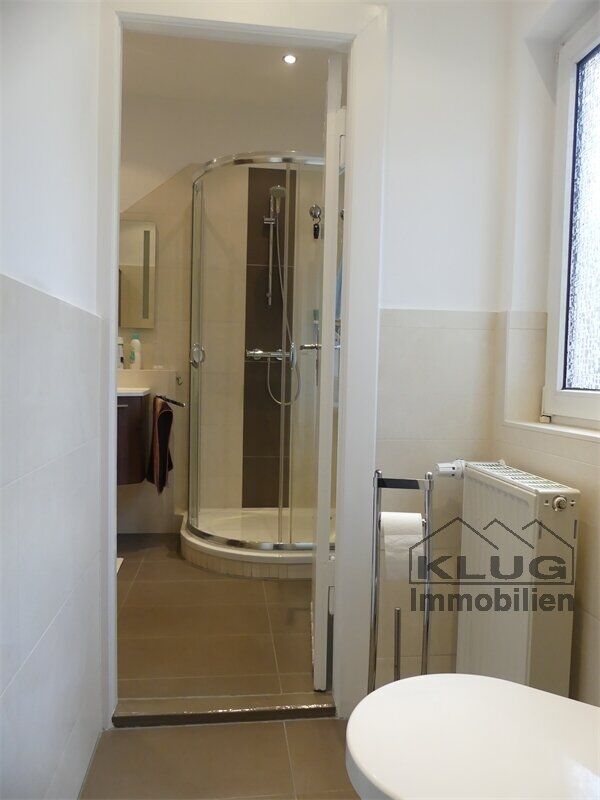 Separates WC mit Durchgang zum