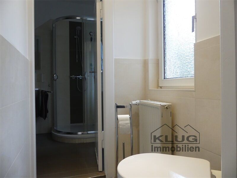 Separates WC mit Durchgang zum