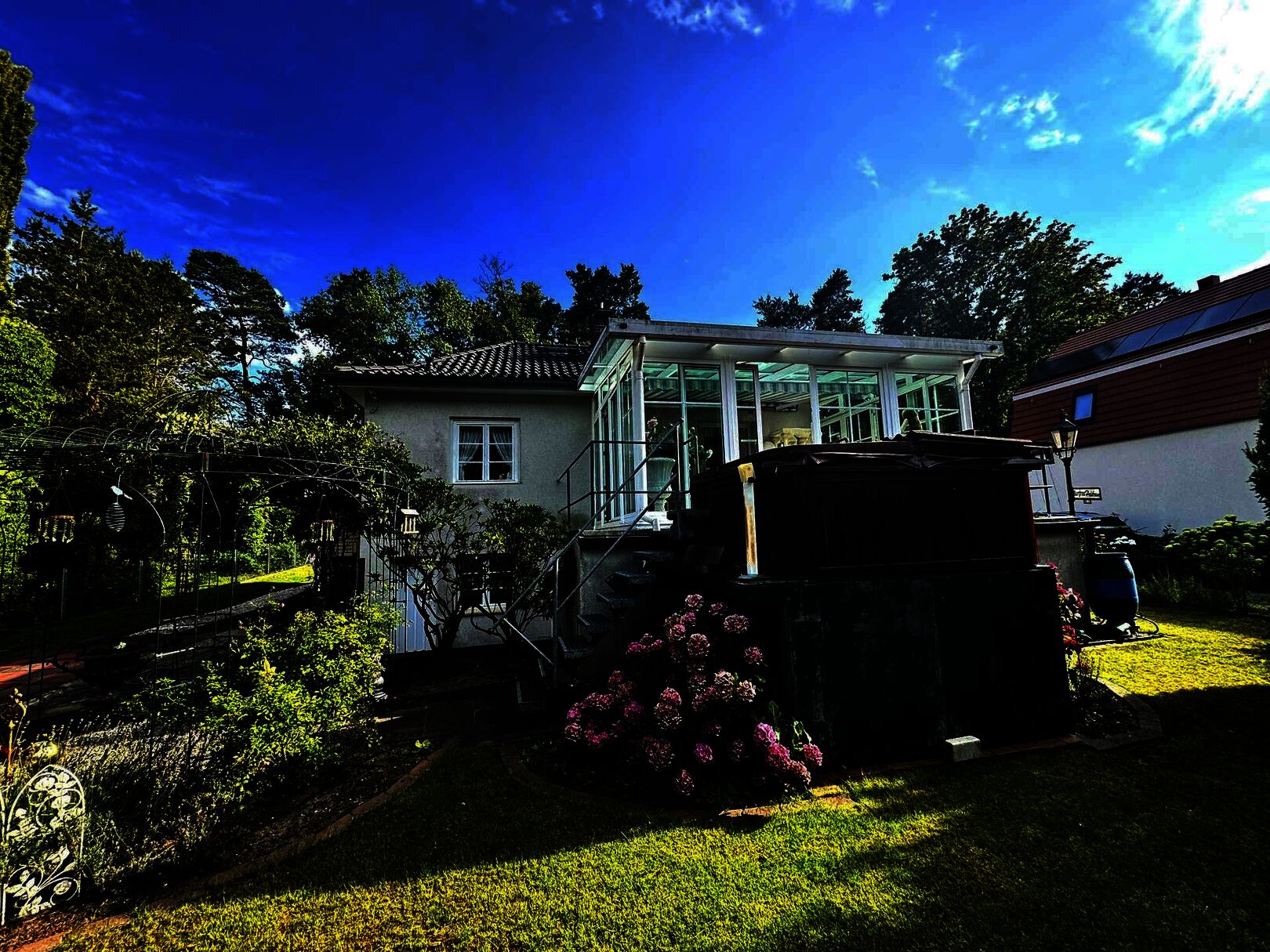 Rückansicht mit Wintergarten und Terrassepool