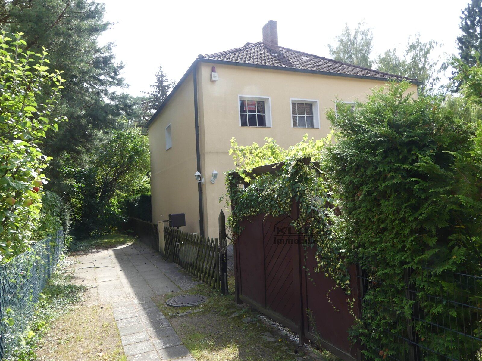 Bild Hausansicht mit Zufahrt