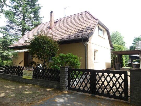 Straßenansicht mit Carport