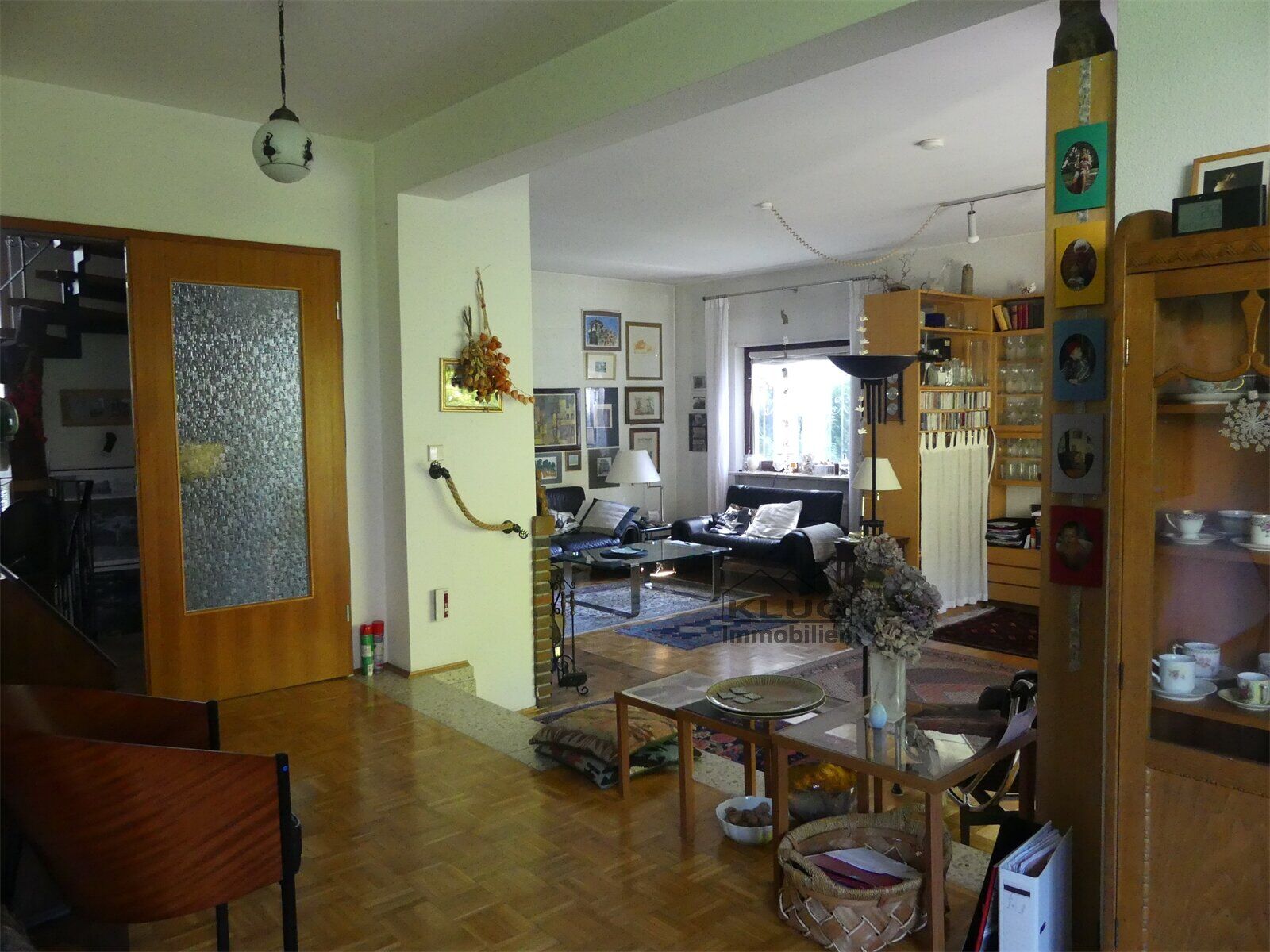 Blick vom Esszimmer ins Wohnzi