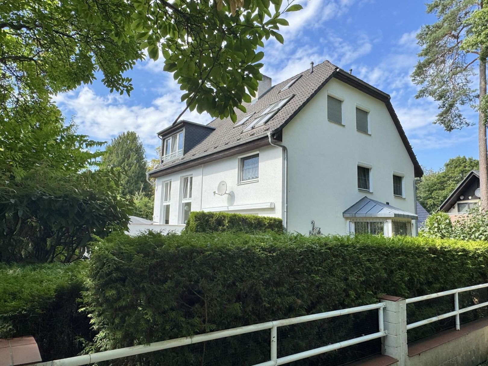 Das Doppelhaus Straßenansicht