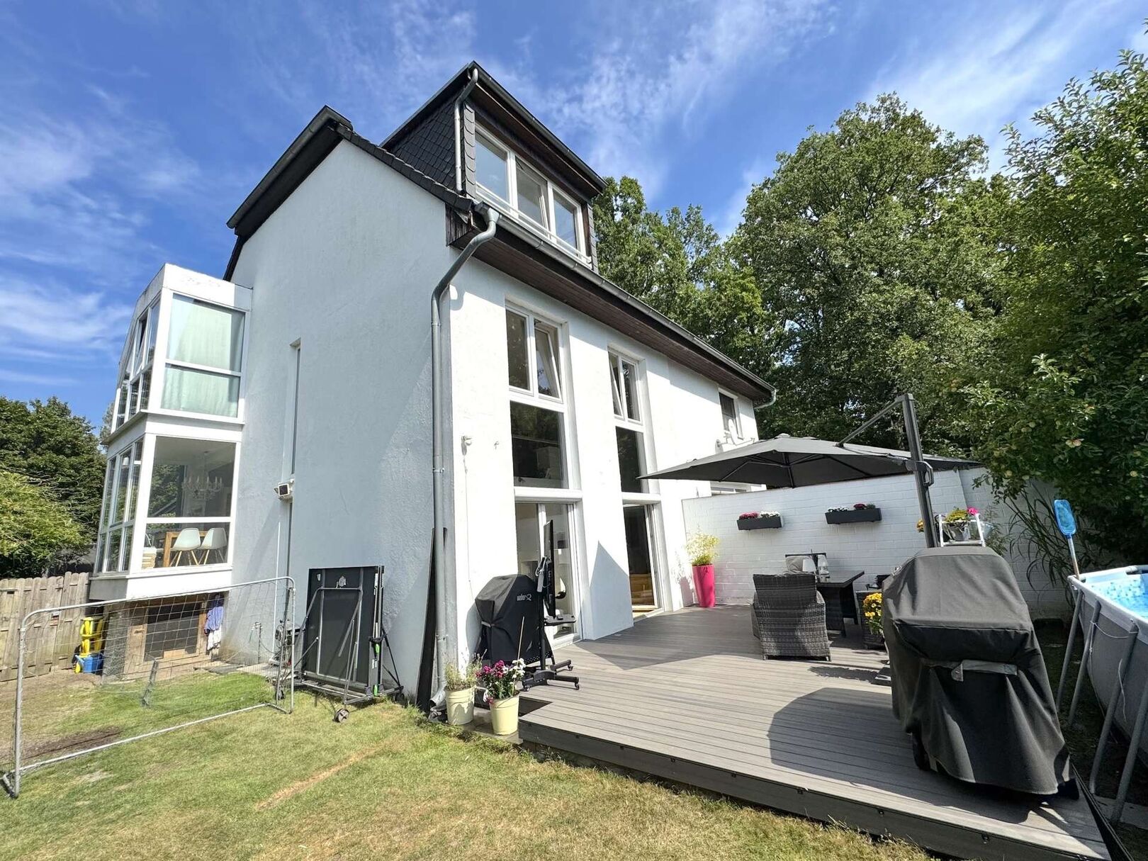 Rückansicht mit Terrasse