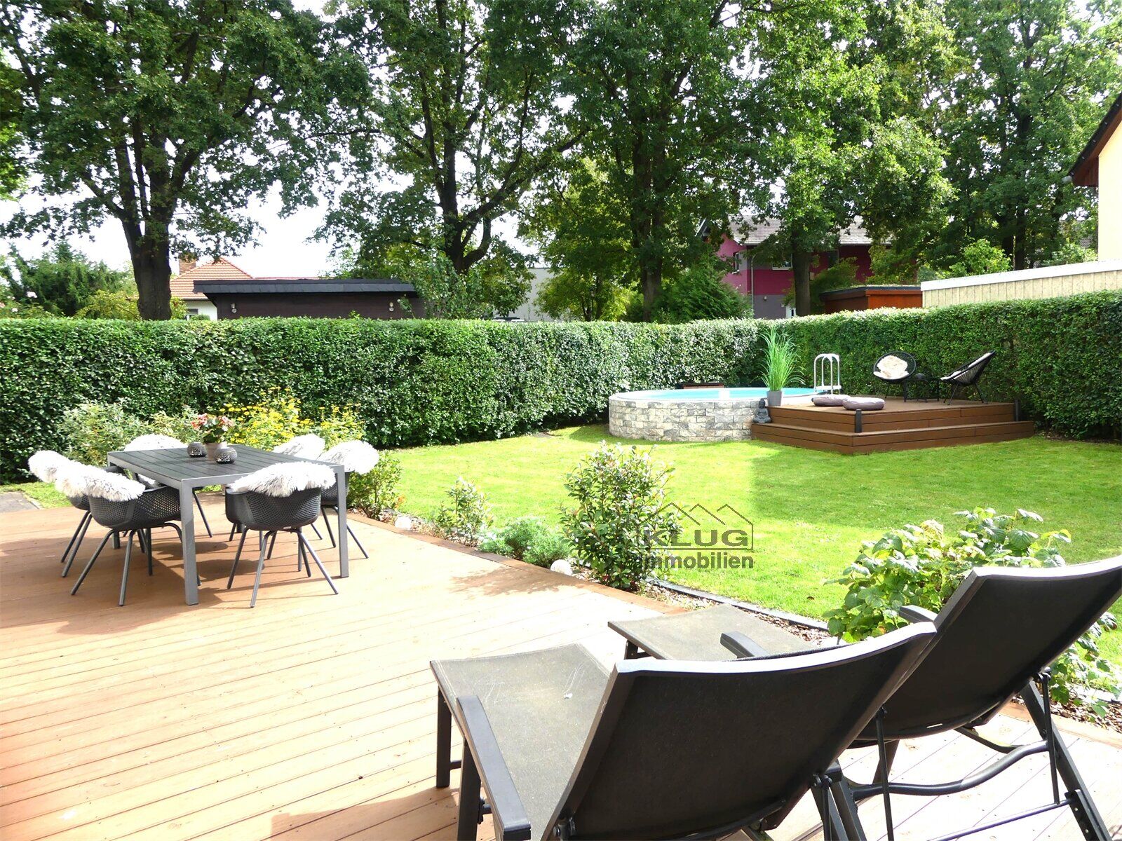 Große Terrasse mit Garten