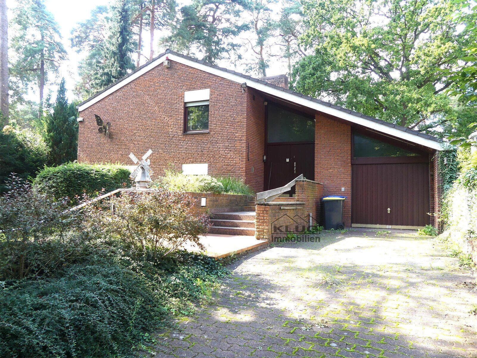 Frontansicht mit Garageneinfah