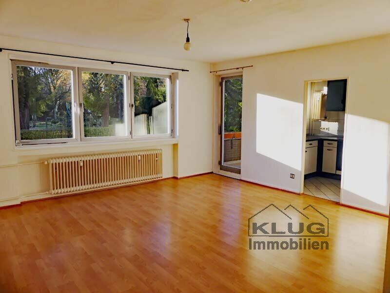 Wohnzimmer mit Balkonzugang u.