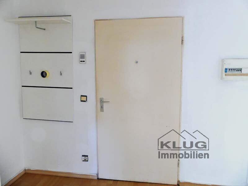 Diele mit Garderobe u. Wohnung