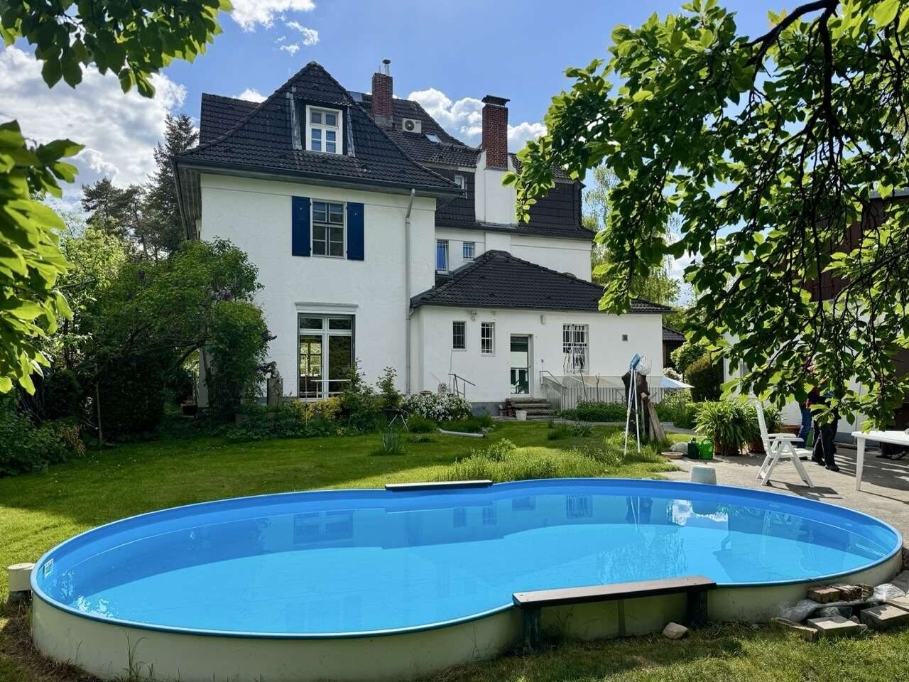 Rückansicht mit Pool