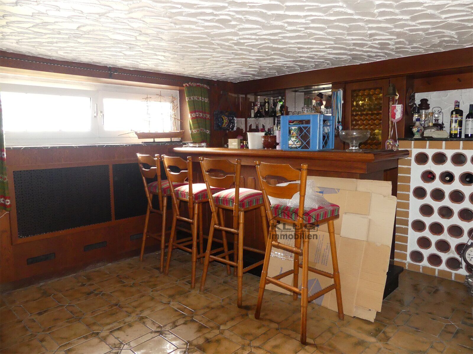 Großer Hobbyraum mit Kellerbar