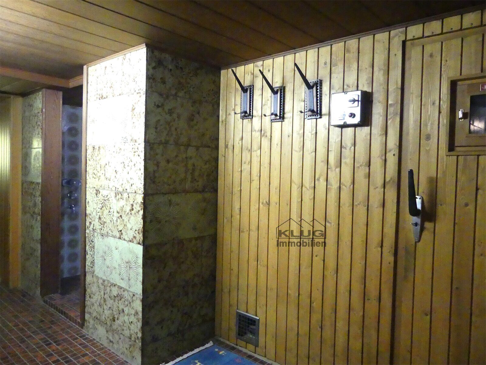 Kellerraum mit Sauna und Dusch