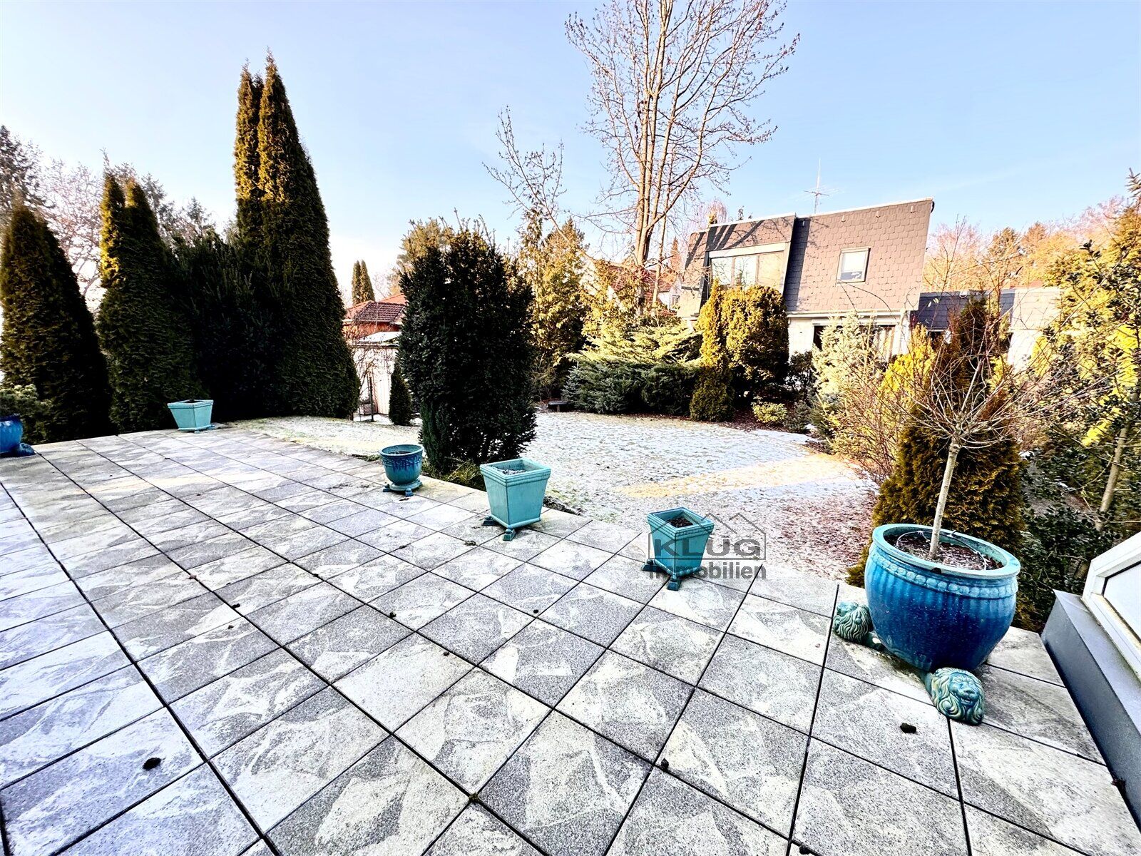 Große Terrasse und Garten