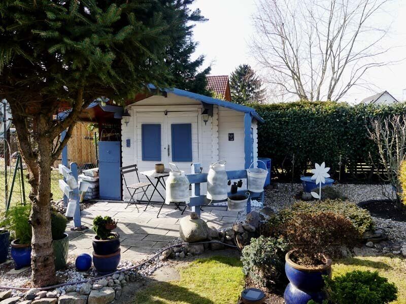 Großes Gartenhaus mit Terrasse