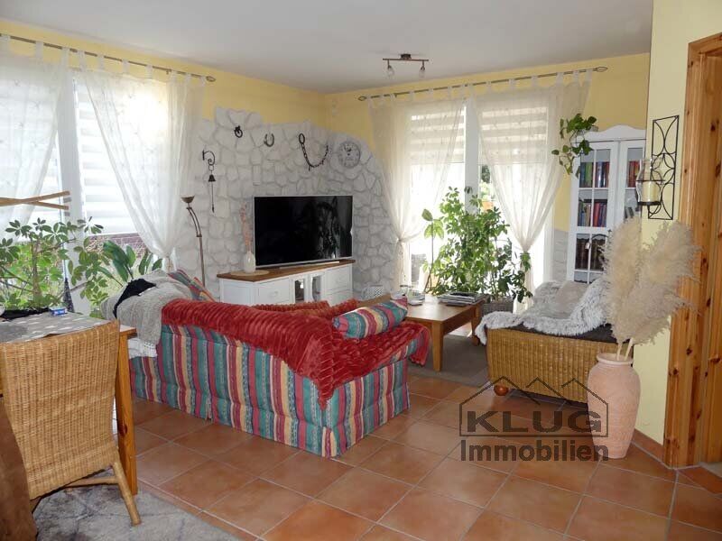 Heller Wohnbereich mit bodenti